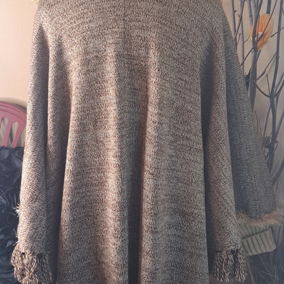 A Beautiful one of a kind poncho (I never used it ) - Picture 10 of 16